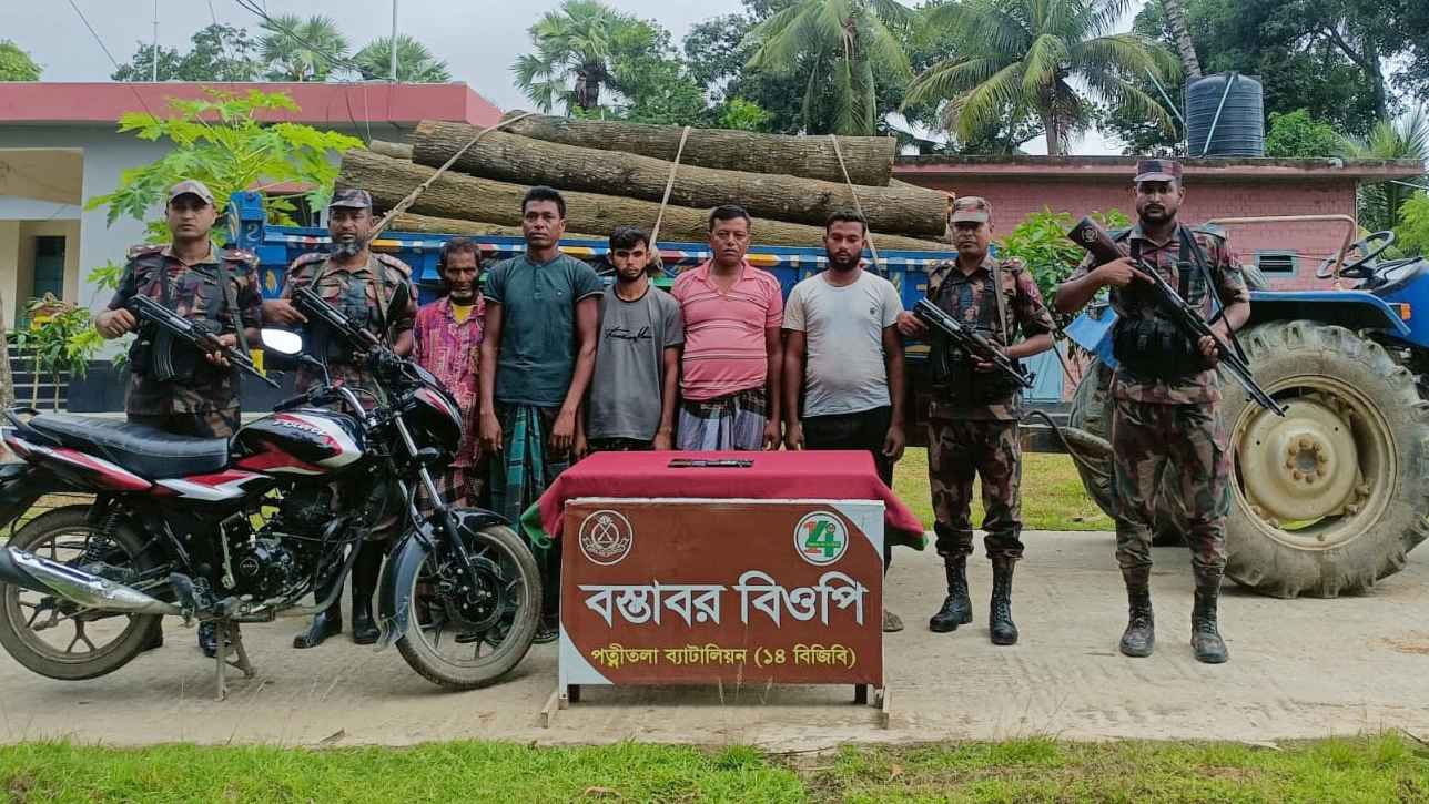 নওগাঁ সীমান্তে দামি কাঠ পাচারকালে ৫ চোরাকারবারি আটক