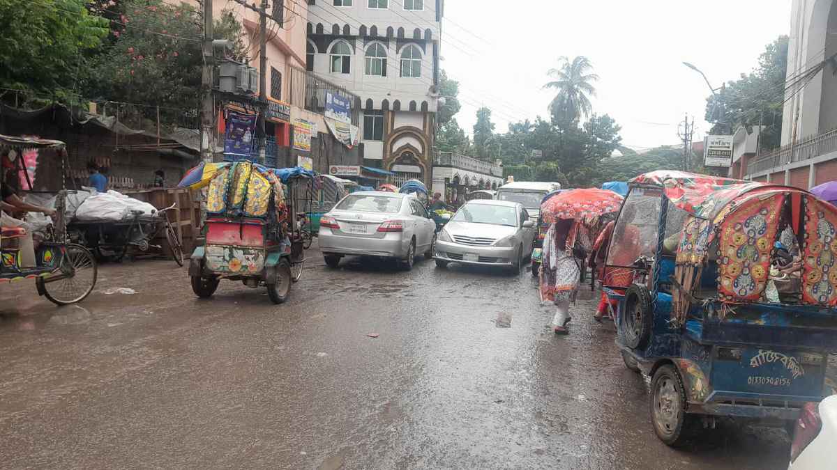 টানা বৃষ্টিতে নগরজুড়ে দুর্ভোগ