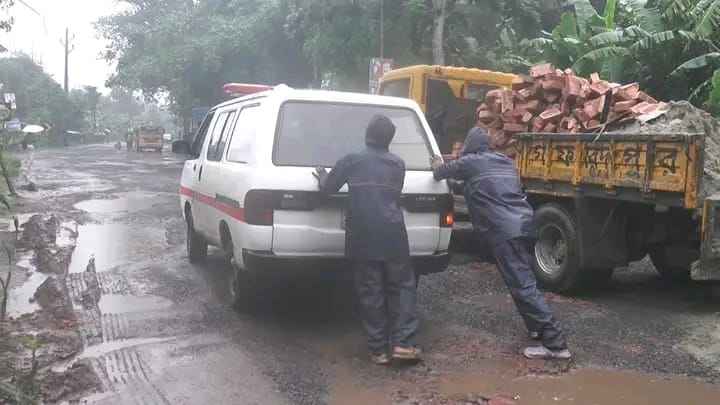 মহাসড়ক যেন এক মরণ ফাঁদ
