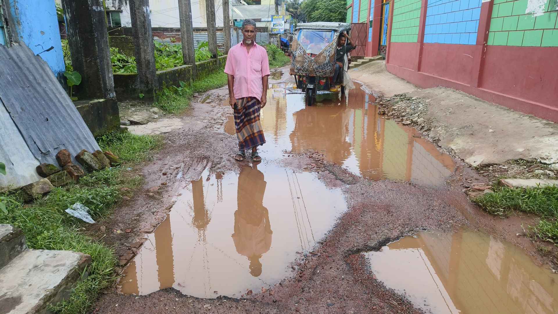 বরগুনায় অর্ধশতাধিক সড়ক বেহাল, জনদুর্ভোগে প্রথম শ্রেণির পৌরসভা
