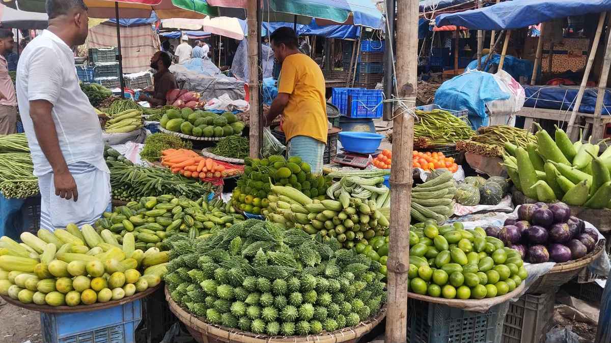 অস্থির সবজির বাজার, স্বস্তি ডিম-মুরগির দামে