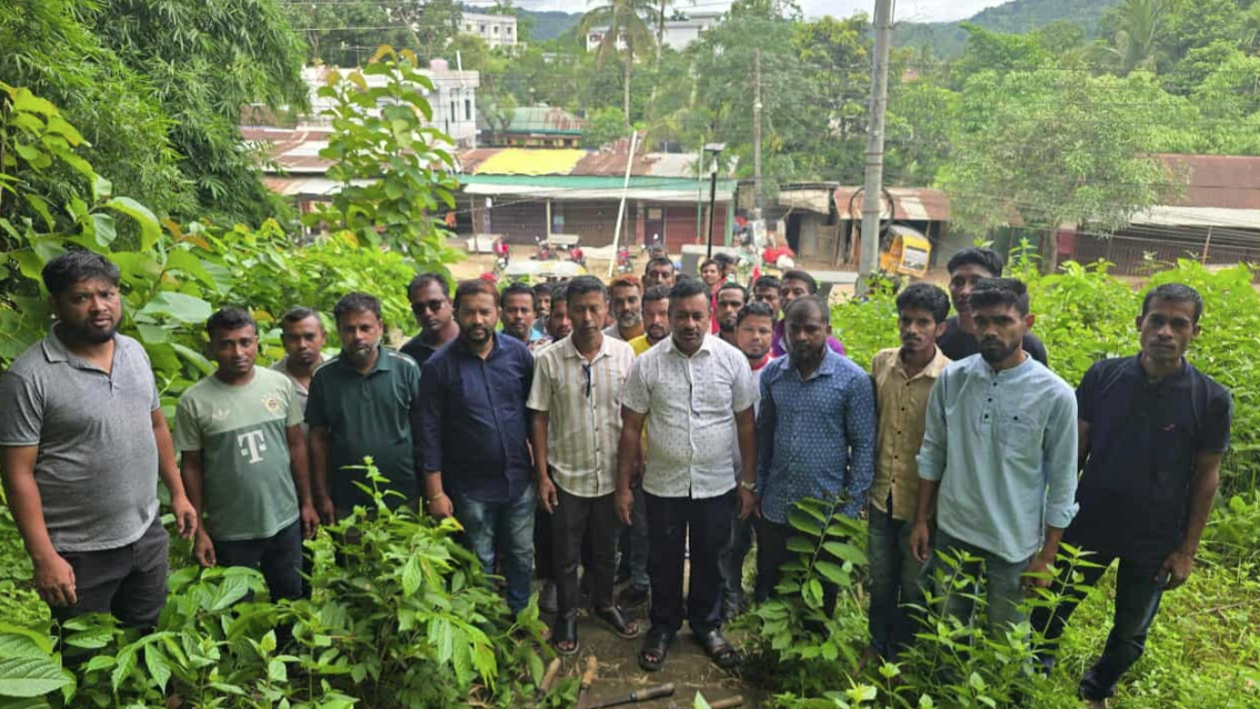 খাগড়াছড়িতে কবরস্থান পরিষ্কার করল পৌর যুবদল