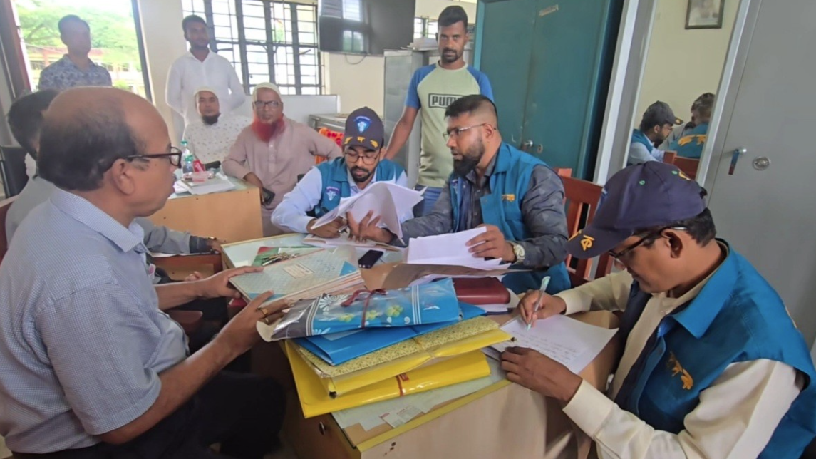 মাদারীপুরে শিক্ষক নিয়োগে অনিয়মের অভিযোগে দুদকের অভিযান