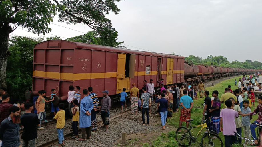 চুয়াডাঙ্গার উথলীতে মালবাহী ট্রেন লাইনচ্যুত, ট্রেন চলাচল বন্ধ