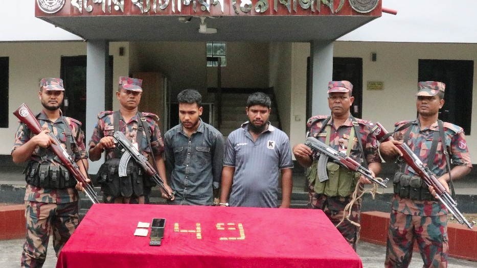 সাড়ে ৪ কোটি টাকার সোনাসহ ২ পাচারকারী আটক