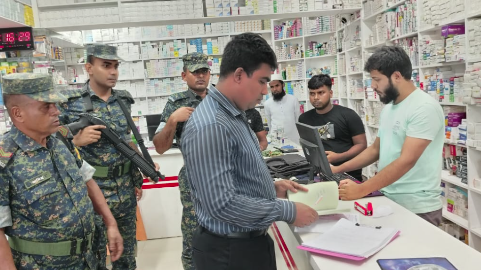 হাজীগঞ্জে মেয়াদ উত্তীর্ণ ওষুধ ও খাবার বিক্রি: ২ প্রতিষ্ঠানকে জরিমানা