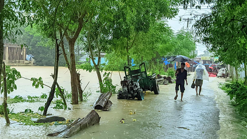 ফুলগাজী-পরশুরামের আশ্রয়কেন্দ্রে হাজারো মানুষ
