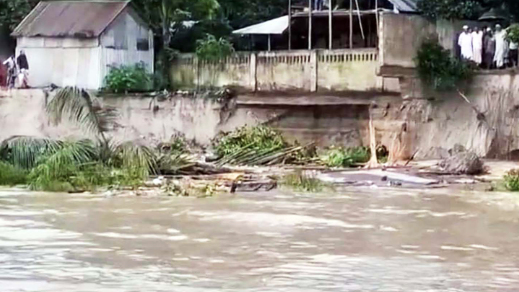 পদ্মা সেতু প্রকল্প রক্ষা বাঁধে ভাঙন, এলাকাজুড়ে আতঙ্ক