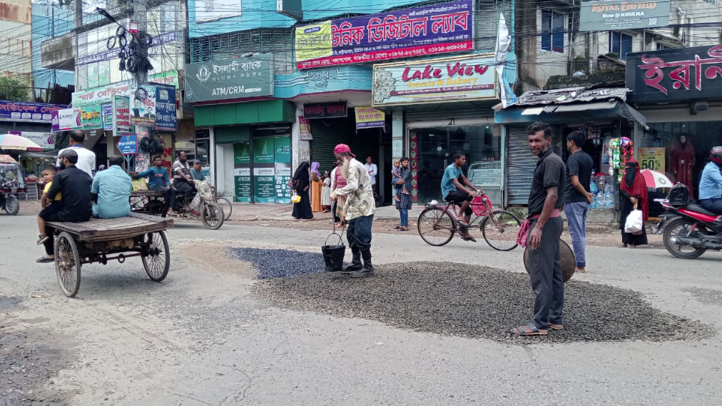 সাতক্ষীরায় আসছেন এনসিপি নেতারা , তড়িঘড়ি করে সড়ক সংস্কার