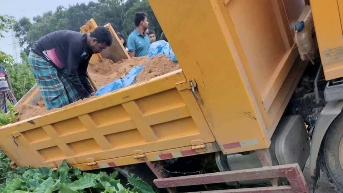 ট্রাকের বালুর নিচ থেকে ১৮৮০ বোতল মদসহ গ্রেফতার ২