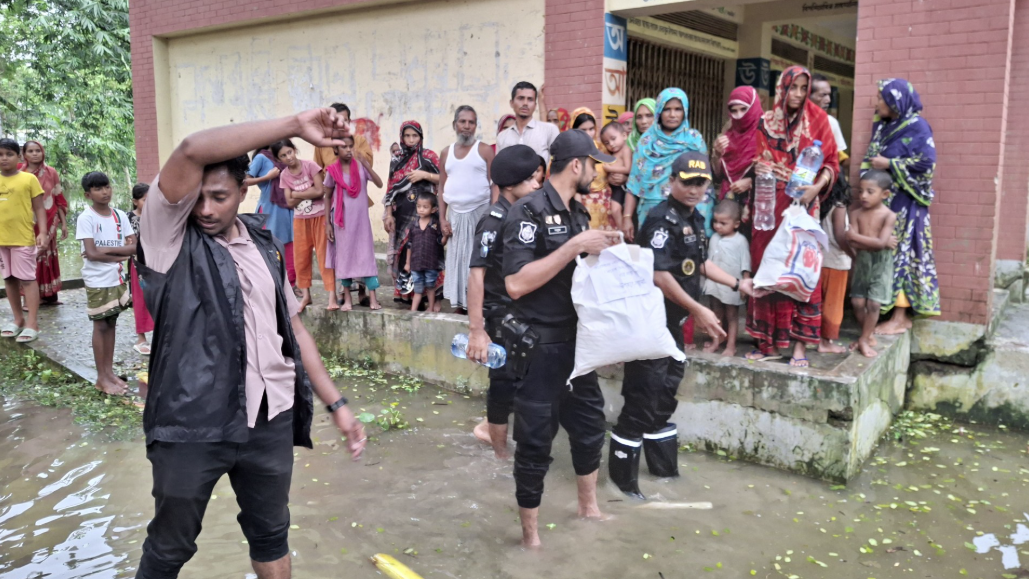 আশ্রয়কেন্দ্রের বাসিন্দাদের খাদ্যসামগ্রী পৌঁছে দিচ্ছে র্যাব