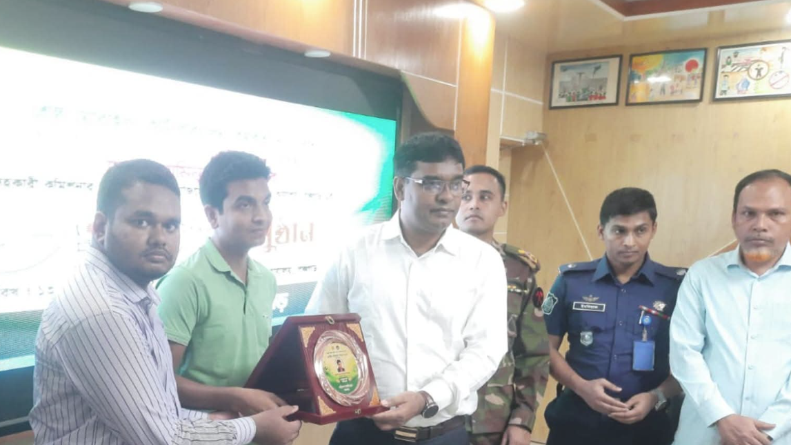 জাতীয় পুরস্কারপ্রাপ্ত ২ জনকে সংবর্ধনা দিয়েছে পঞ্চগড় জেলা প্রশাসন