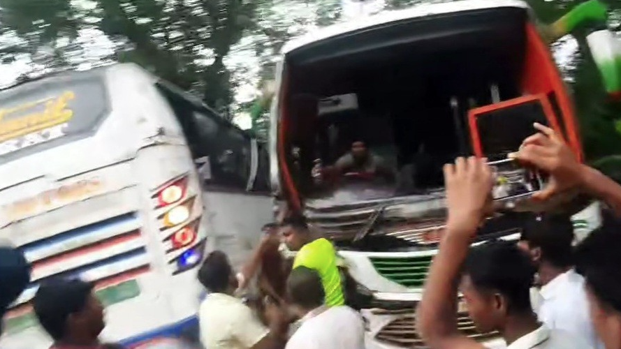 ঢাকা-বরিশাল মহাসড়কে বাস-পিকআপ সংঘর্ষে আহত ৬