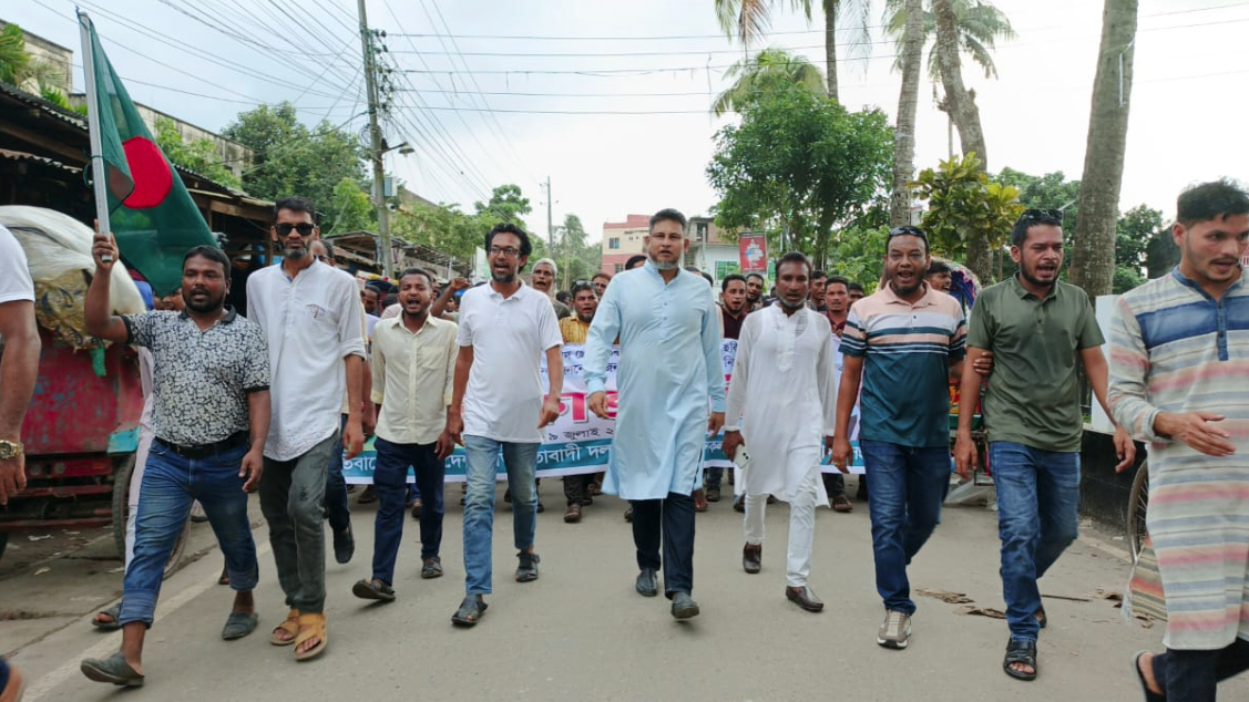 জিয়া ও তারেক রহমানকে নিয়ে কটূক্তির প্রতিবাদে পিরোজপুরে বিক্ষোভ