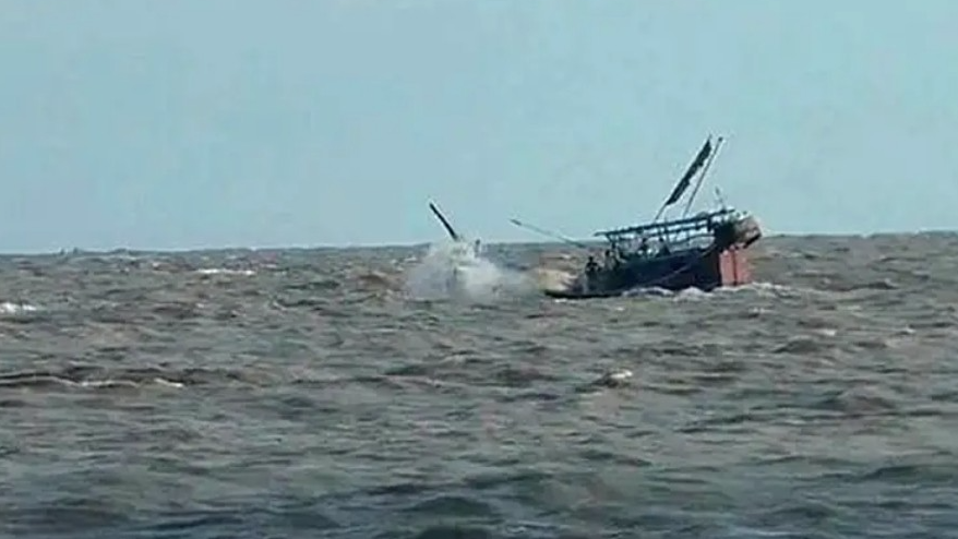 ভোলায় ২ ট্রলারডুবি, উদ্ধার ১২