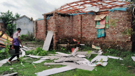 দেবহাটায় আকস্মিক ঘূর্ণিঝড়ে লন্ডভন্ড বসতবাড়ি