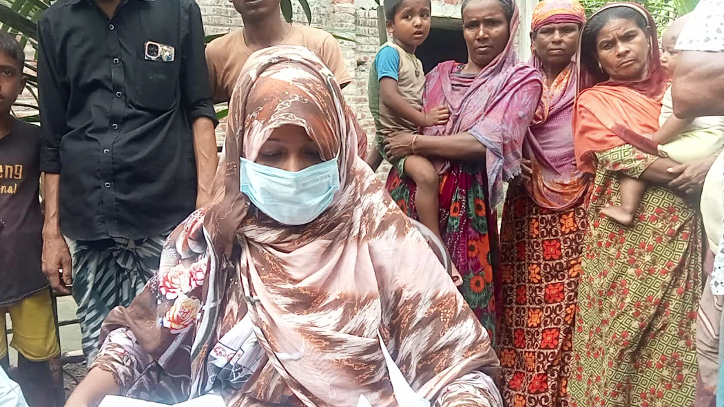 স্ত্রীর মর্যাদার দাবিতে স্বামীর বাড়িতে অনশন