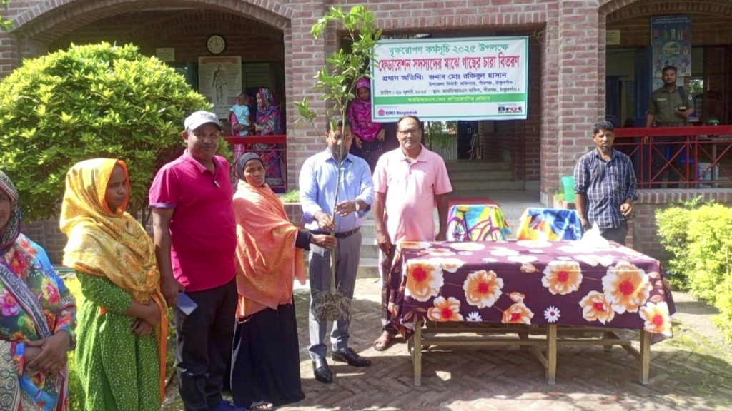 ঠাকুরগাঁওয়ে বৃক্ষরোপণ কর্মসূচির আওতায় গাছের চারা বিতরণ