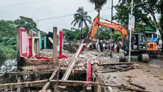 গোপালগঞ্জে শতাধিক অবৈধ স্থাপনা উচ্ছেদ