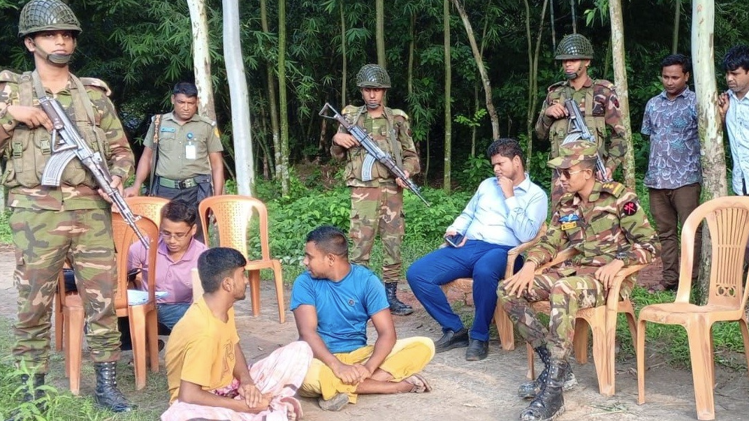 গাইবান্ধার অবৈধ কয়লা কারখানায় সেনাবাহিনীর অভিযান