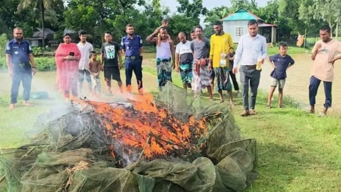 ময়মনসিংহে ১ হাজার মিটার নিষিদ্ধ চায়না দুয়ারি জাল ধ্বংস
