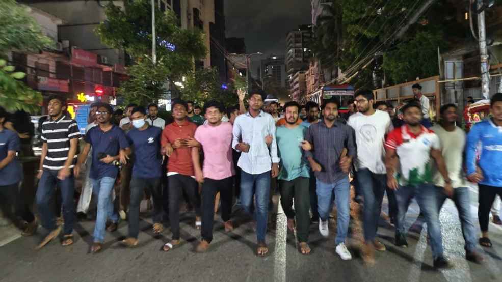 তিতুমীর কলেজে গভীর রাতে ‘রাজাকার’ স্লোগানে শিক্ষার্থীদের মিছিল