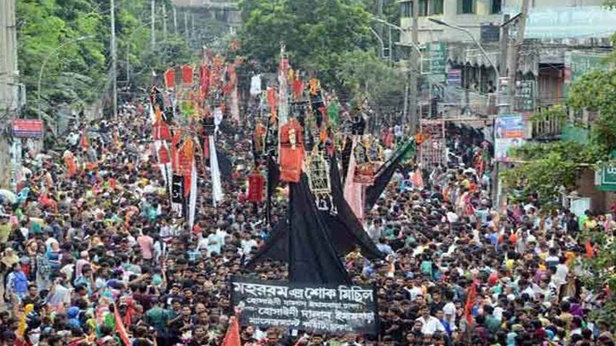 বৃষ্টি উপেক্ষা করে তাজিয়া মিছিল পৌঁছেছে ধানমন্ডি 
