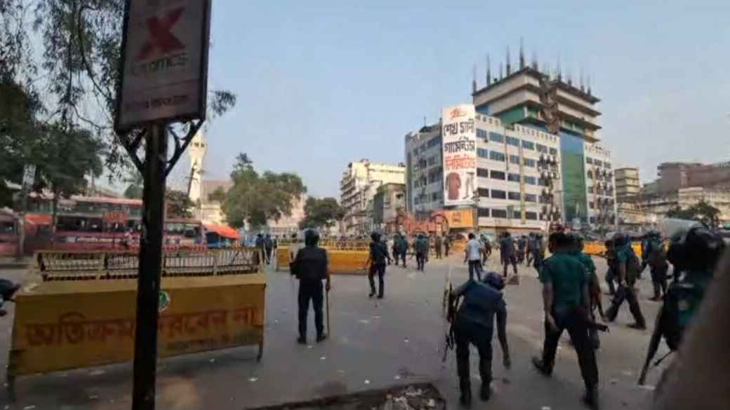 সচিবালয়ে পুলিশের লাঠিপেটায় ছত্রভঙ্গ শিক্ষার্থীরা