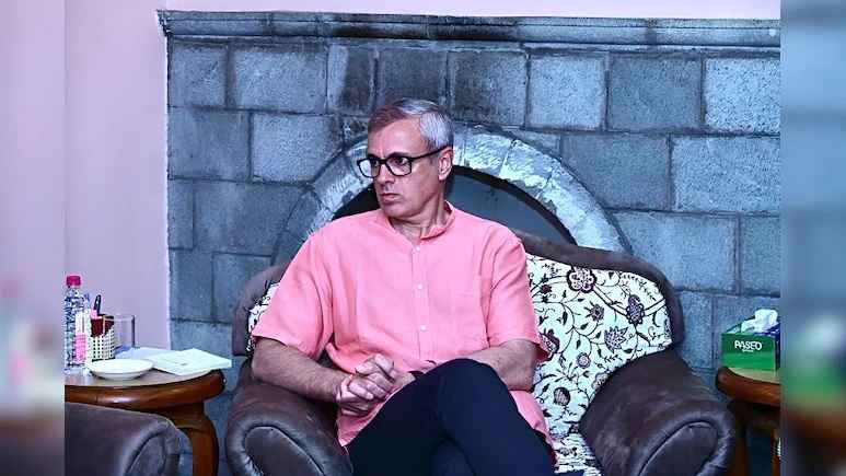 কাশ্মীরের মুখ্যমন্ত্রীকে গৃহবন্দি করল ভারত