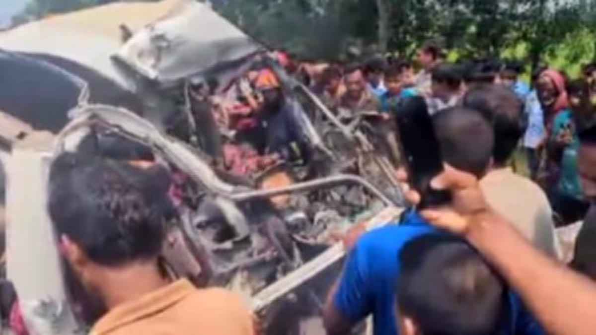 নাটোরে ট্রাক-মাইক্রোবাস সংঘর্ষে নিহত বেড়ে ৬