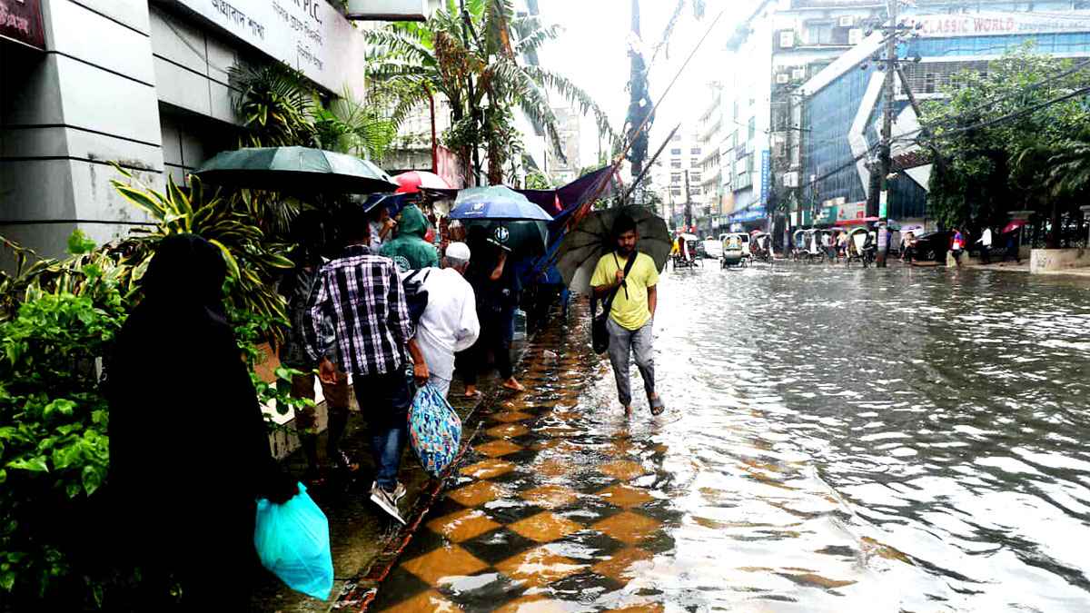 চট্টগ্রামে ভারি বৃষ্টিতে জলাবদ্ধতা, ভোগান্তিতে নগরবাসী