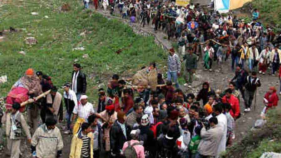 পাহাড় থেকে ছিটকে আসা পাথরের আঘাতে পুণ্যার্থীর মৃত্যু
