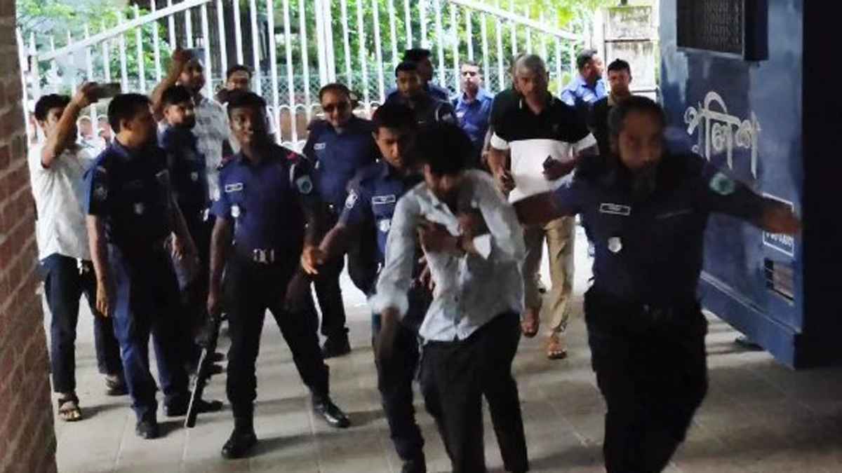 আ.লীগ নেতাদের ডিম নিক্ষেপ করতে এসে পুলিশ হেফাজতে ৪ জন