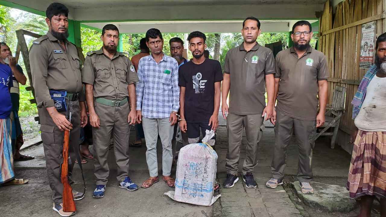 যাত্রীবাহী বাস থেকে ১০ কেজি হরিণের মাংসসহ আটক ২