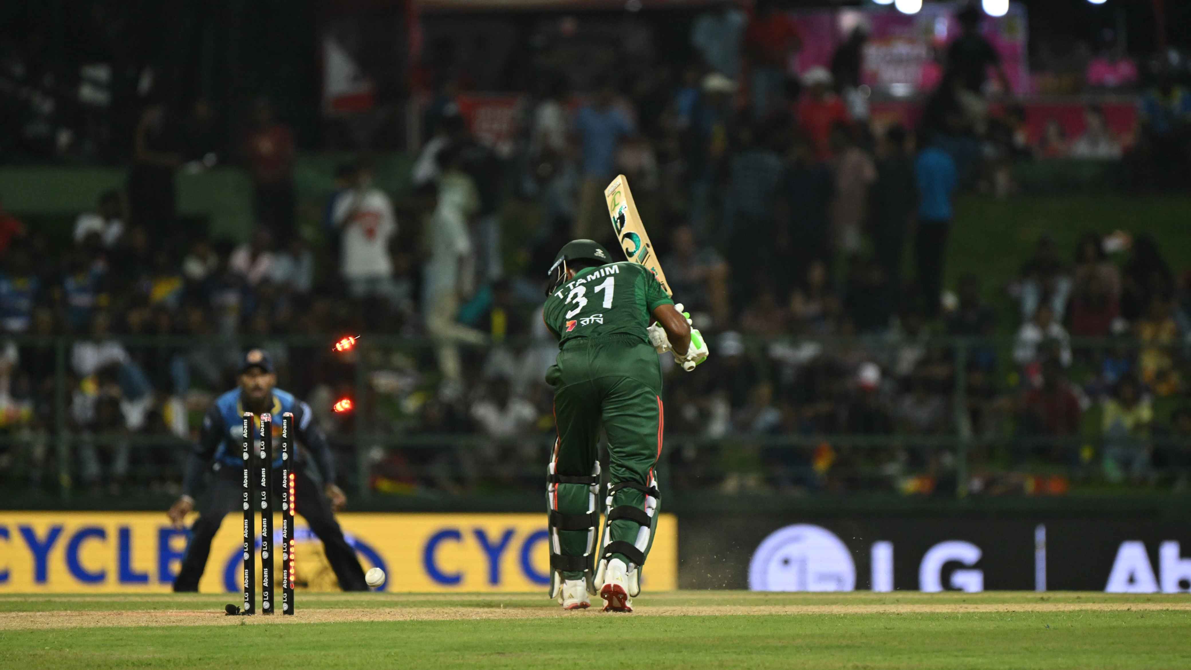 শুরুতে শান্ত-তামিমকে হারিয়ে বিপদে বাংলাদেশ