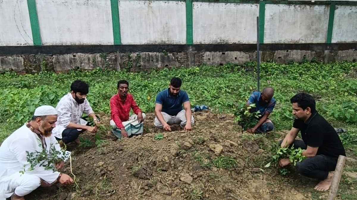 বাবার লাশ নিল না ছেলে, দাফন করলো ‘ব্রাহ্মণবাড়িয়া বাতিঘর’