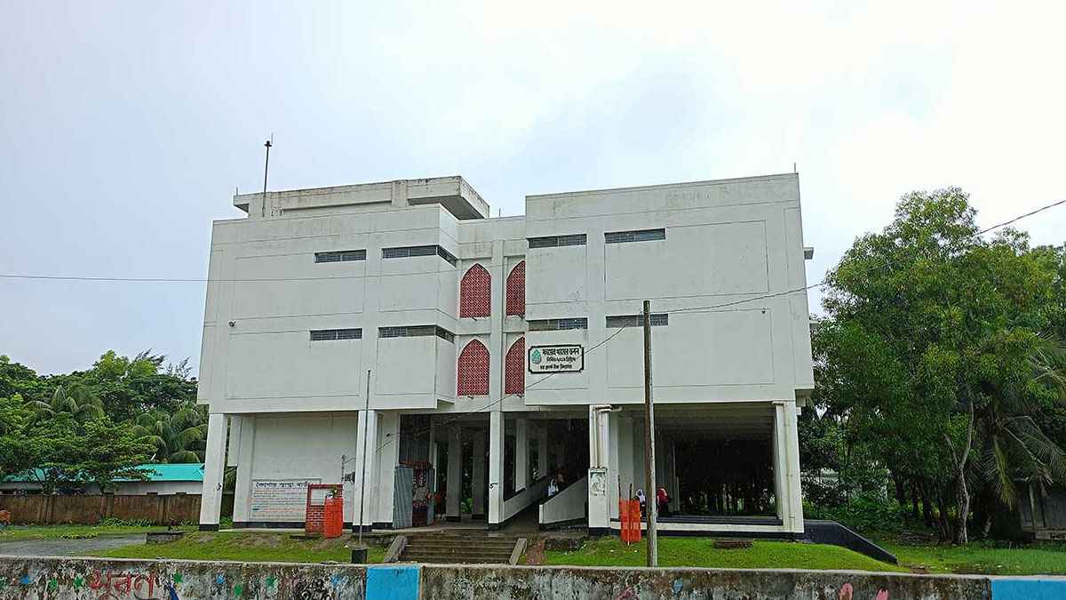 নোয়াখালীতে টানা বৃষ্টি, মাধ্যমিক বিদ্যালয়ে ক্লাস স্থগিত