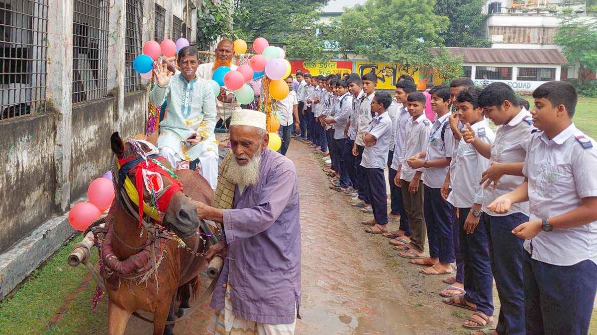 ঘোড়ার গাড়িতে চড়িয়ে শিক্ষক-অফিস সহায়কের বিদায় অনুষ্ঠান