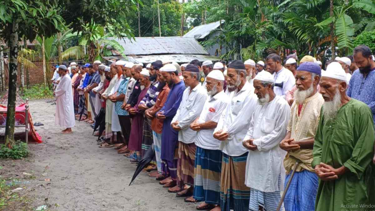 বিমান বিধ্বস্ত মাসুমার লাশ ভোলায় পারিবারিক কবরস্থানে চিরনিদ্রায় শায়িত