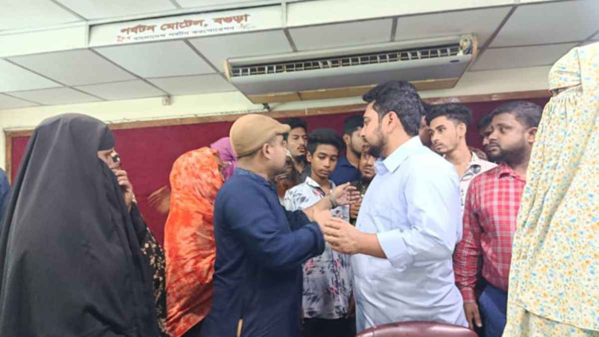 বগুড়ায় নাহিদ ইসলামকে পেয়ে কেঁদে ফেললেন শহীদ পরিবারের সদস্যরা