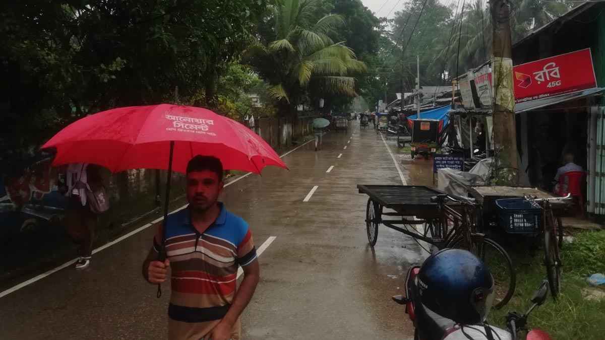 বরগুনায় টানা বর্ষণে দুর্ভোগে জনজীবন