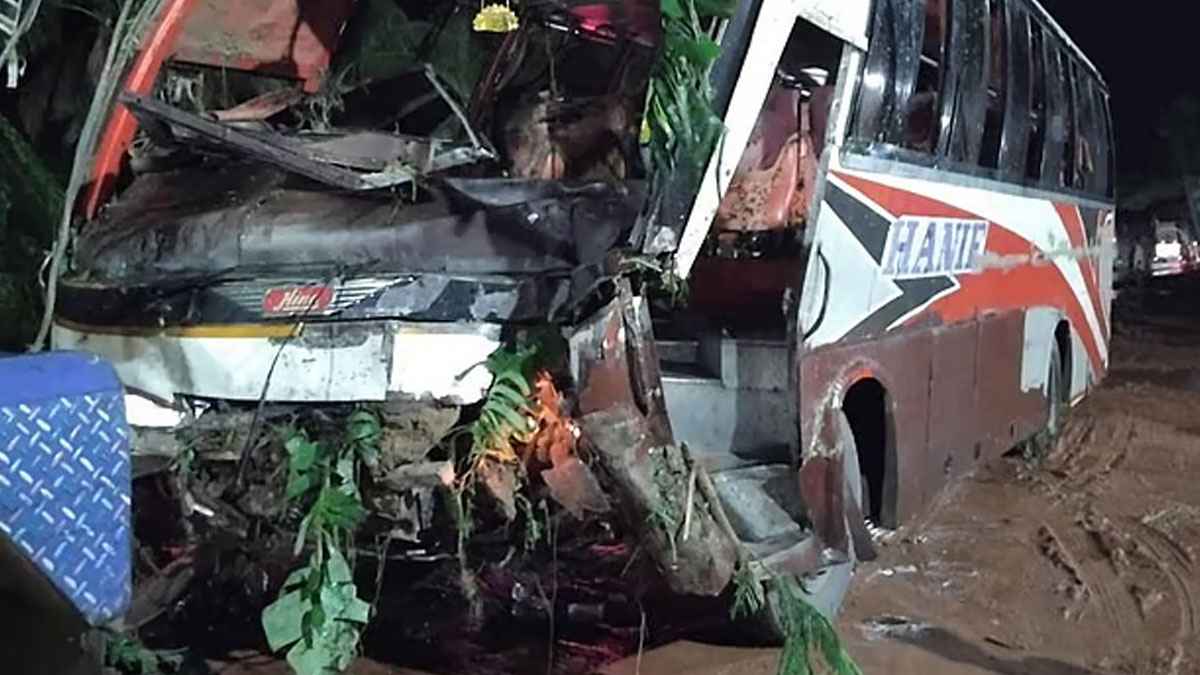 চকরিয়ায় যাত্রীবাহী বাস খাদে পড়ে দুজন নিহত, আহত ৫