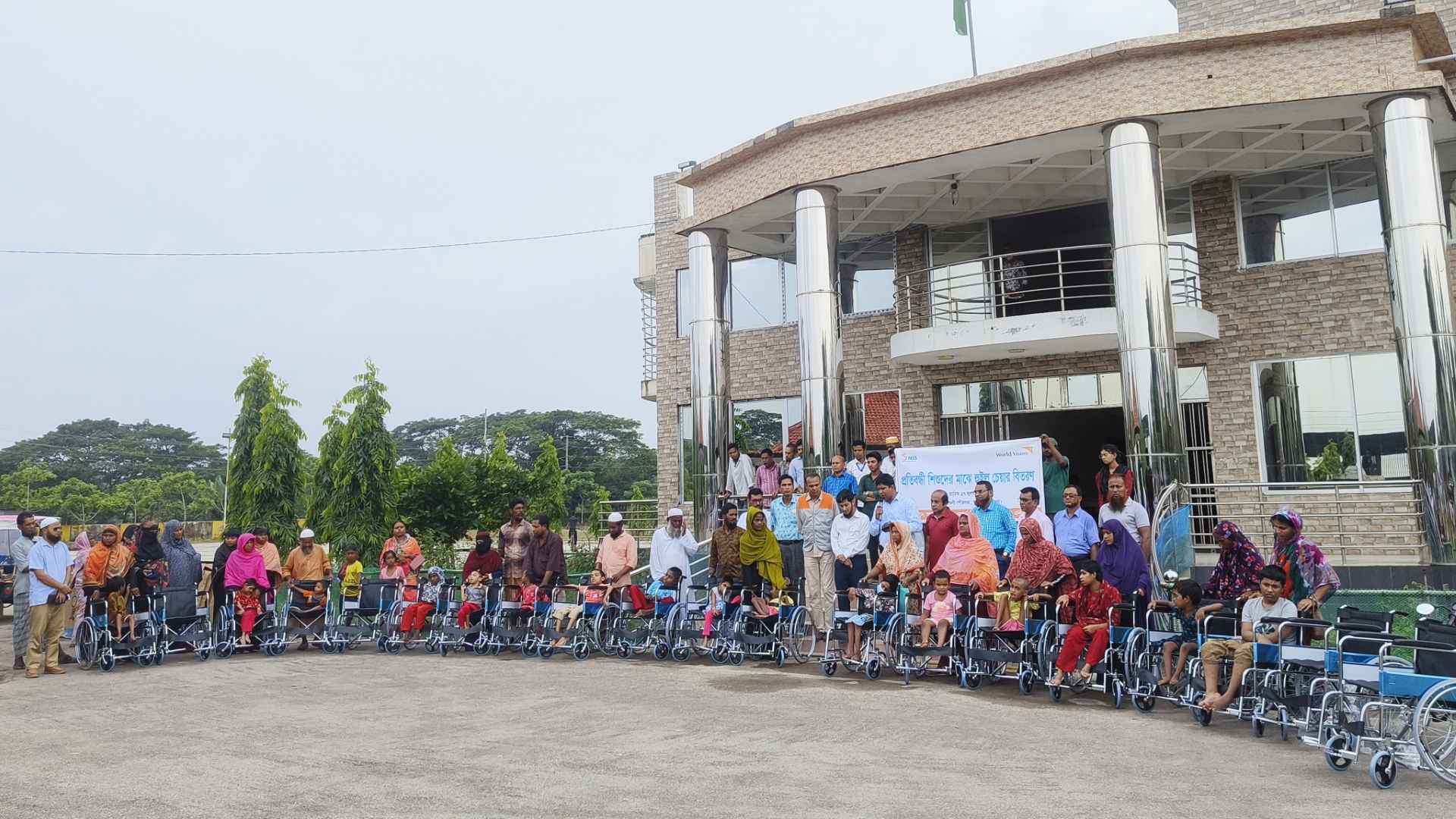 বরগুনায় ২৭ প্রতিবন্ধী শিশু পেল হুইলচেয়ার