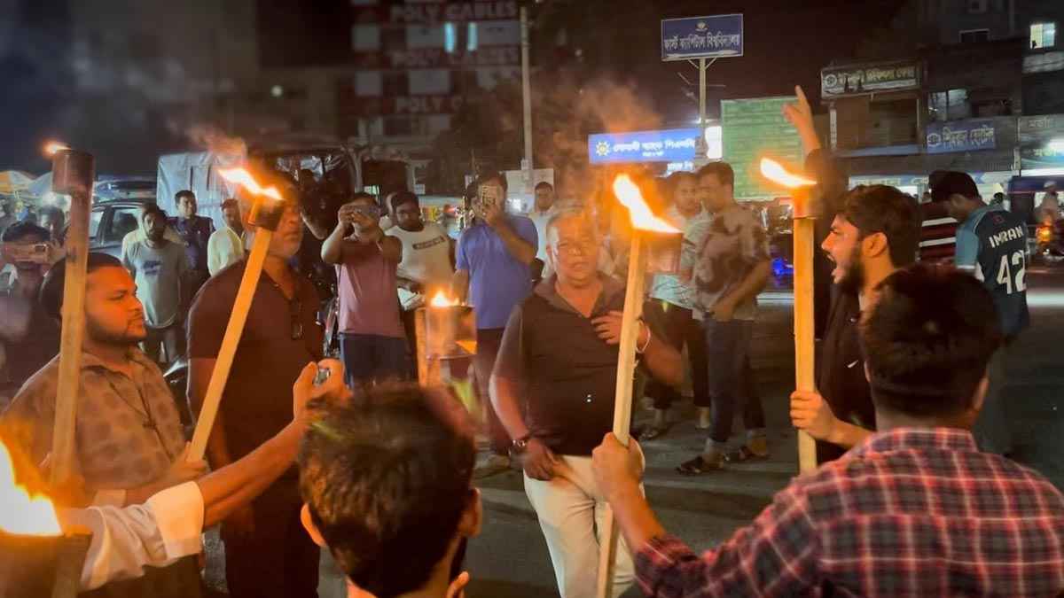 এনসিপির পদযাত্রায় হামলার প্রতিবাদে চুয়াডাঙ্গায় ছাত্র-জনতার মিছিল