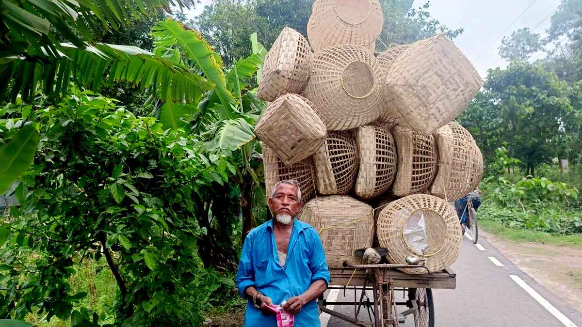 বাঁশের খাঁচা বিক্রি করে চালাচ্ছেন সংসার, বিয়ে দিয়েছেন ৫ ছেলে-মেয়ের