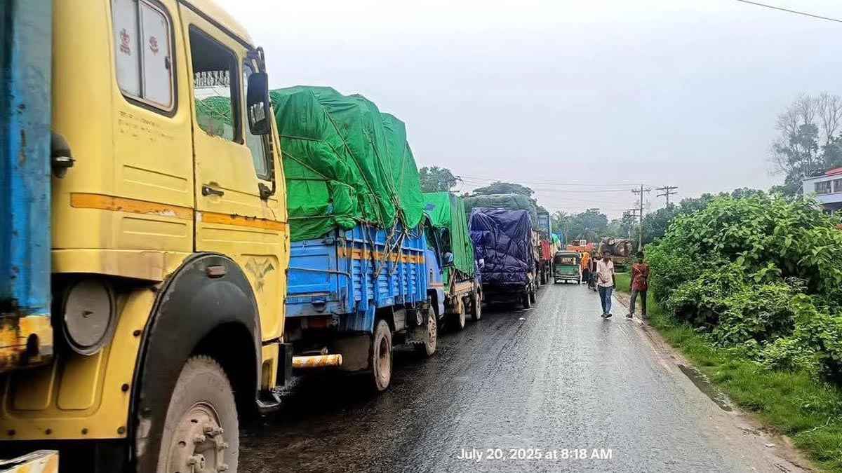 কুমিল্লা-সিলেট মহাসড়কে উল্টে গেল কাভার্ডভ্যান, তীব্র যানজট