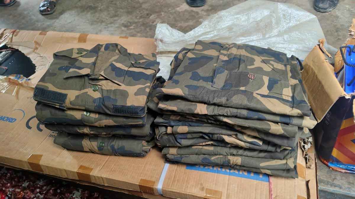 টেকনাফে সামরিক পোশাকসহ আটক ২