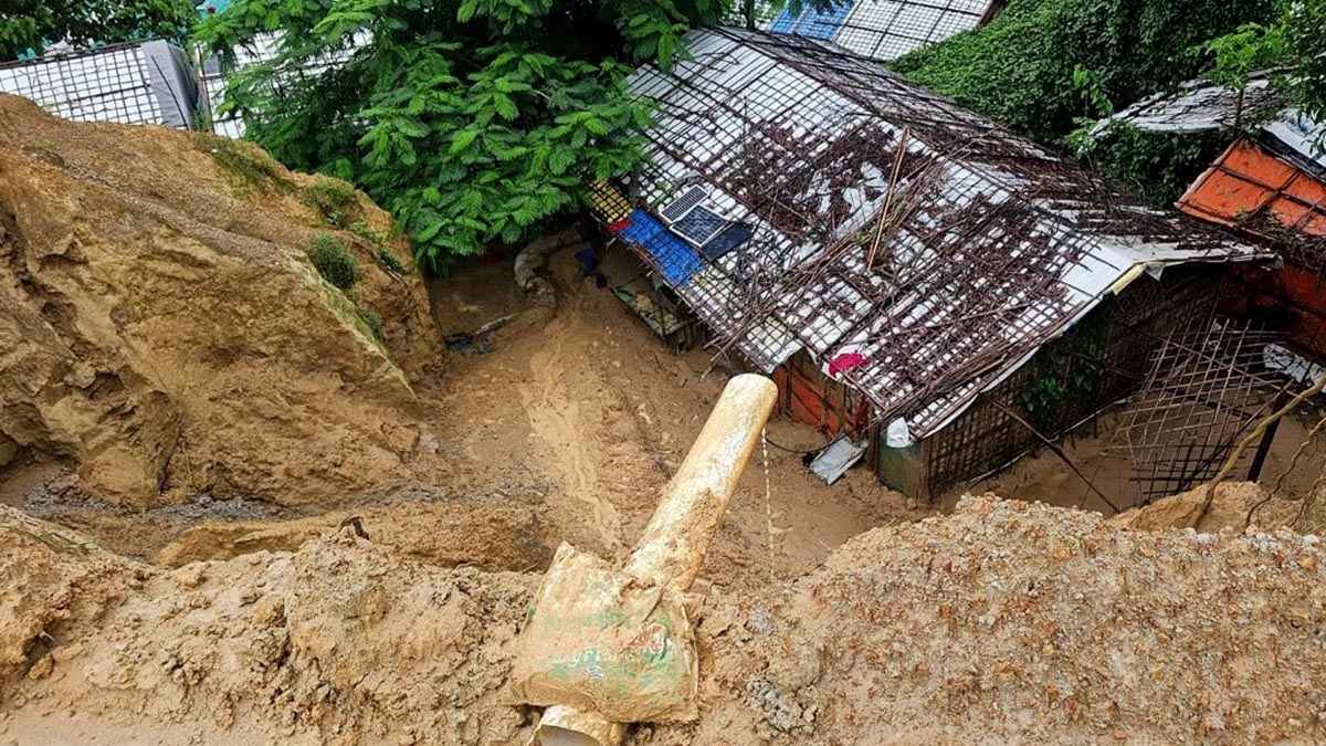 রোহিঙ্গা ক্যাম্পে পাহাড় ধসে ৮০০ ঘর ক্ষতিগ্রস্ত