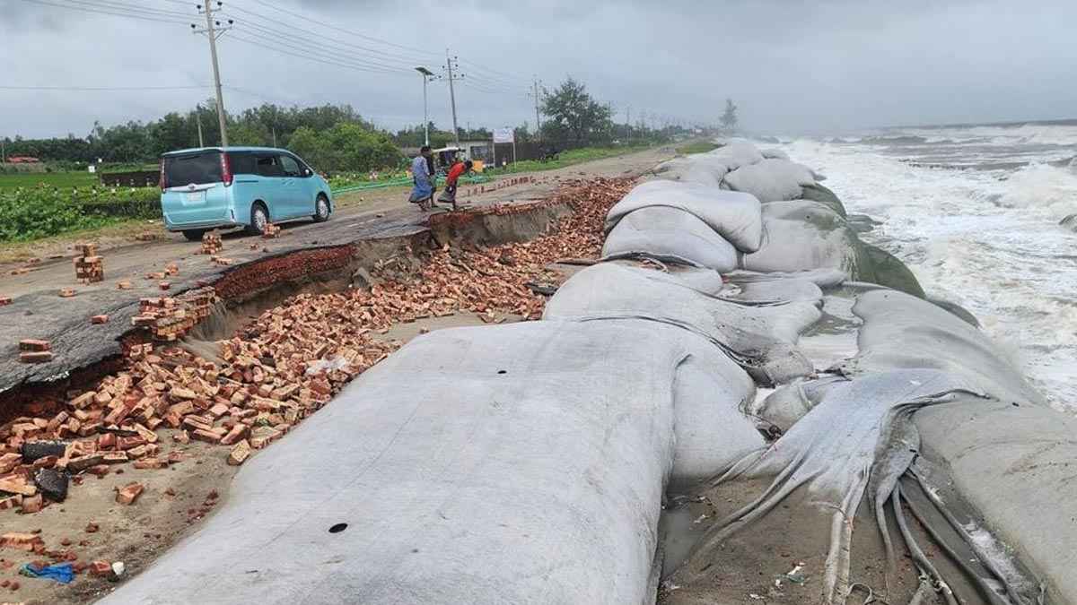 তীব্র ঢেউয়ের আঘাতে ভাঙছে মেরিন ড্রাইভ সড়ক