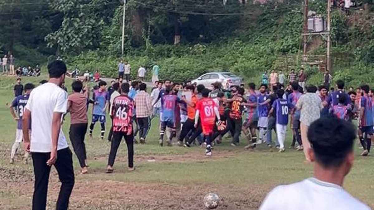 চবির ‘জুলাই স্মৃতি’ ফুটবল টুর্নামেন্টে হাতাহাতি, খেলা পণ্ড